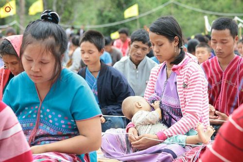 ภาพ No.17714:พิธีแสดงตนเป็นพุทธมามกะกลั่นแผ่นดินและโปรยทรายเพื่อสถาปนาพระเจดีย์สวรรค์วัดบ้านแม่แสนสุข