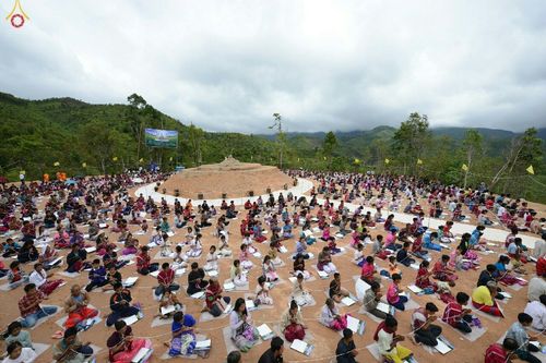 ภาพ No.17718:พิธีแสดงตนเป็นพุทธมามกะกลั่นแผ่นดินและโปรยทรายเพื่อสถาปนาพระเจดีย์สวรรค์วัดบ้านแม่แสนสุข