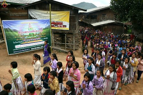 ภาพ No.17719:พิธีแสดงตนเป็นพุทธมามกะกลั่นแผ่นดินและโปรยทรายเพื่อสถาปนาพระเจดีย์สวรรค์วัดบ้านแม่แสนสุข