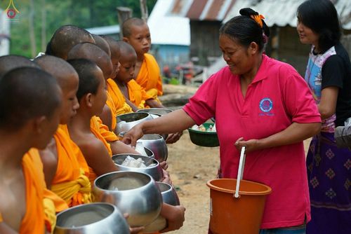 ภาพ No.17716:พิธีแสดงตนเป็นพุทธมามกะกลั่นแผ่นดินและโปรยทรายเพื่อสถาปนาพระเจดีย์สวรรค์วัดบ้านแม่แสนสุข