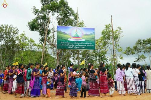 ภาพ No.17722:พิธีแสดงตนเป็นพุทธมามกะกลั่นแผ่นดินและโปรยทรายเพื่อสถาปนาพระเจดีย์สวรรค์วัดบ้านแม่แสนสุข