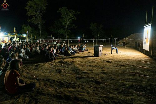 ภาพ No.17721:พิธีแสดงตนเป็นพุทธมามกะกลั่นแผ่นดินและโปรยทรายเพื่อสถาปนาพระเจดีย์สวรรค์วัดบ้านแม่แสนสุข