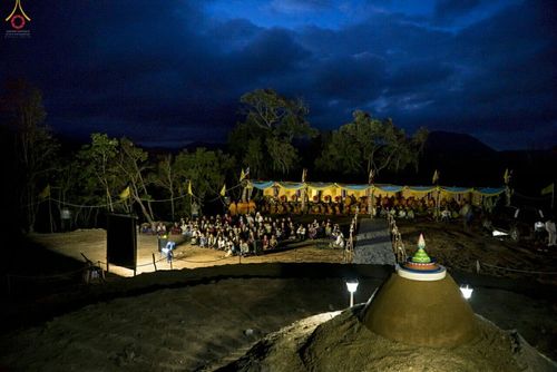 ภาพ No.17725:พิธีแสดงตนเป็นพุทธมามกะกลั่นแผ่นดินและโปรยทรายเพื่อสถาปนาพระเจดีย์สวรรค์วัดบ้านแม่แสนสุข