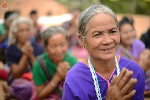 ภาพ No.17727:พิธีแสดงตนเป็นพุทธมามกะกลั่นแผ่นดินและโปรยทรายเพื่อสถาปนาพระเจดีย์สวรรค์วัดบ้านแม่แสนสุข