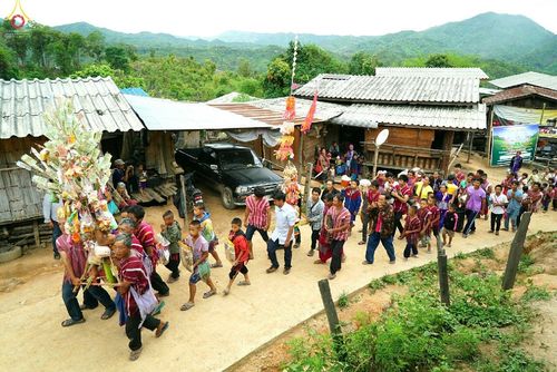 ภาพ No.17729:พิธีแสดงตนเป็นพุทธมามกะกลั่นแผ่นดินและโปรยทรายเพื่อสถาปนาพระเจดีย์สวรรค์วัดบ้านแม่แสนสุข