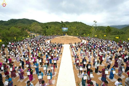 ภาพ No.17730:พิธีแสดงตนเป็นพุทธมามกะกลั่นแผ่นดินและโปรยทรายเพื่อสถาปนาพระเจดีย์สวรรค์วัดบ้านแม่แสนสุข