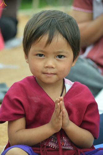 ภาพ No.17728:พิธีแสดงตนเป็นพุทธมามกะกลั่นแผ่นดินและโปรยทรายเพื่อสถาปนาพระเจดีย์สวรรค์วัดบ้านแม่แสนสุข