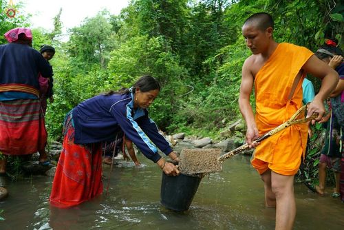 ภาพ No.17731:พิธีแสดงตนเป็นพุทธมามกะกลั่นแผ่นดินและโปรยทรายเพื่อสถาปนาพระเจดีย์สวรรค์วัดบ้านแม่แสนสุข