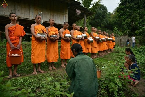 ภาพ No.17732:พิธีแสดงตนเป็นพุทธมามกะกลั่นแผ่นดินและโปรยทรายเพื่อสถาปนาพระเจดีย์สวรรค์วัดบ้านแม่แสนสุข