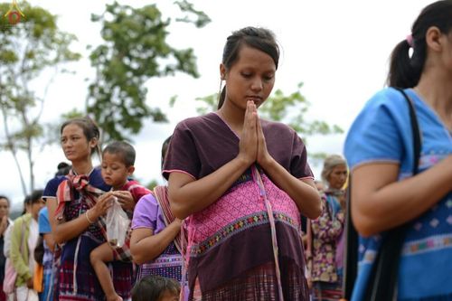 ภาพ No.17734:พิธีแสดงตนเป็นพุทธมามกะกลั่นแผ่นดินและโปรยทรายเพื่อสถาปนาพระเจดีย์สวรรค์วัดบ้านแม่แสนสุข