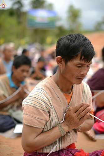 ภาพ No.17733:พิธีแสดงตนเป็นพุทธมามกะกลั่นแผ่นดินและโปรยทรายเพื่อสถาปนาพระเจดีย์สวรรค์วัดบ้านแม่แสนสุข