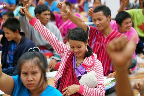 ภาพ No.17735:พิธีแสดงตนเป็นพุทธมามกะกลั่นแผ่นดินและโปรยทรายเพื่อสถาปนาพระเจดีย์สวรรค์วัดบ้านแม่แสนสุข