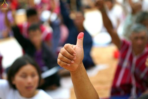 ภาพ No.17736:พิธีแสดงตนเป็นพุทธมามกะกลั่นแผ่นดินและโปรยทรายเพื่อสถาปนาพระเจดีย์สวรรค์วัดบ้านแม่แสนสุข