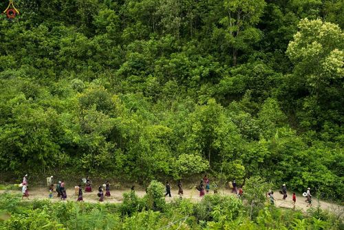 ภาพ No.17738:พิธีแสดงตนเป็นพุทธมามกะกลั่นแผ่นดินและโปรยทรายเพื่อสถาปนาพระเจดีย์สวรรค์วัดบ้านแม่แสนสุข