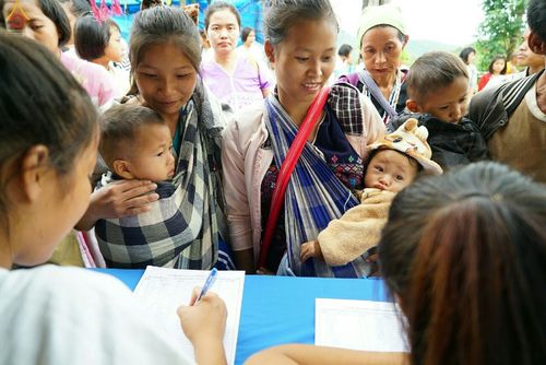 ภาพ No.17737:พิธีแสดงตนเป็นพุทธมามกะกลั่นแผ่นดินและโปรยทรายเพื่อสถาปนาพระเจดีย์สวรรค์วัดบ้านแม่แสนสุข