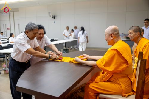 ภาพ No.324892:วันพฤหัสบดีที่ 23 เมษายน พ.ศ.2569  หลวงพ่อทัตตชีโว รองเจ้าอาวาสวัดพระธรรมกาย ถวายการต้อนรับและปฏิสันถารคณะชาวอินโดนีเซีย