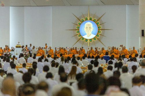 ภาพ No.17909:วันคล้ายวันละสังขารคุณยายอาจารย์มหารัตนอุบาสิกาจันทร์ ขนนกยูง วันพฤหัสที่ 10 กันยายน พ.ศ. 2558