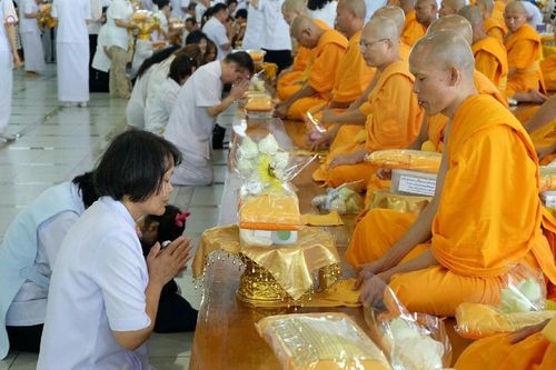 ภาพ No.17920:วันคล้ายวันละสังขารคุณยายอาจารย์มหารัตนอุบาสิกาจันทร์ ขนนกยูง วันพฤหัสที่ 10 กันยายน พ.ศ. 2558