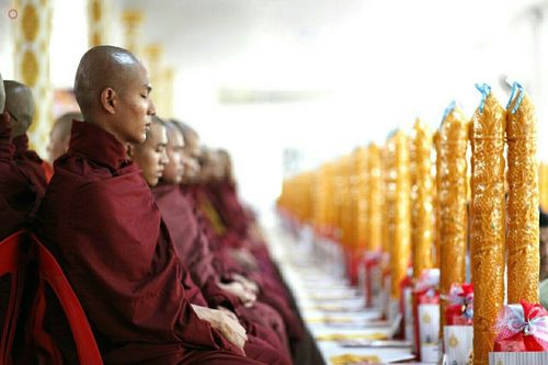 ภาพ No.17858:พิธีถวายเทียนพรรษา ผัาอาบน้ำฝน ปัจจัยไทยธรรม แด่คณะสงฆ์ 700 รูป เมืองทวาย