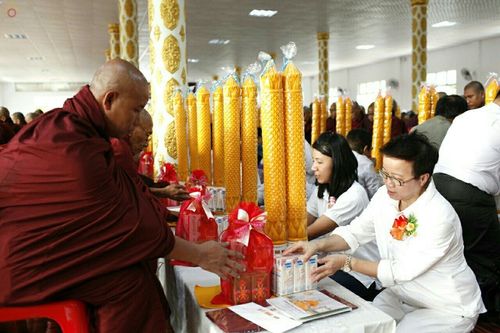 ภาพ No.17859:พิธีถวายเทียนพรรษา ผัาอาบน้ำฝน ปัจจัยไทยธรรม แด่คณะสงฆ์ 700 รูป เมืองทวาย