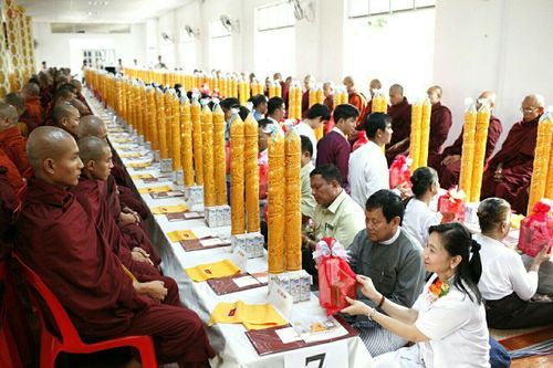 ภาพ No.17861:พิธีถวายเทียนพรรษา ผัาอาบน้ำฝน ปัจจัยไทยธรรม แด่คณะสงฆ์ 700 รูป เมืองทวาย