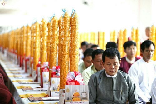 ภาพ No.17860:พิธีถวายเทียนพรรษา ผัาอาบน้ำฝน ปัจจัยไทยธรรม แด่คณะสงฆ์ 700 รูป เมืองทวาย