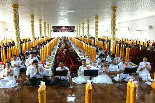 ภาพ No.17871:พิธีถวายเทียนพรรษา ผัาอาบน้ำฝน ปัจจัยไทยธรรม แด่คณะสงฆ์ 700 รูป เมืองทวาย
