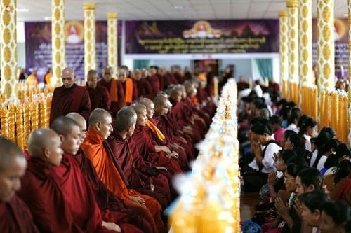 ภาพ No.17868:พิธีถวายเทียนพรรษา ผัาอาบน้ำฝน ปัจจัยไทยธรรม แด่คณะสงฆ์ 700 รูป เมืองทวาย