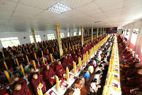 ภาพ No.17869:พิธีถวายเทียนพรรษา ผัาอาบน้ำฝน ปัจจัยไทยธรรม แด่คณะสงฆ์ 700 รูป เมืองทวาย