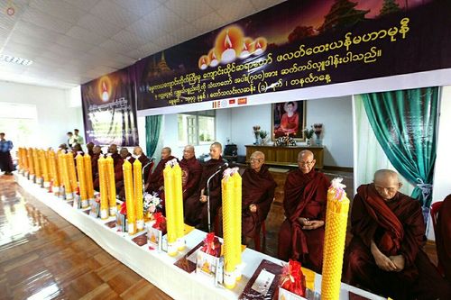 ภาพ No.17872:พิธีถวายเทียนพรรษา ผัาอาบน้ำฝน ปัจจัยไทยธรรม แด่คณะสงฆ์ 700 รูป เมืองทวาย