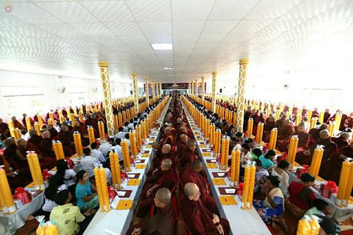 ภาพ No.17874:พิธีถวายเทียนพรรษา ผัาอาบน้ำฝน ปัจจัยไทยธรรม แด่คณะสงฆ์ 700 รูป เมืองทวาย