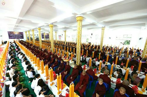 ภาพ No.17873:พิธีถวายเทียนพรรษา ผัาอาบน้ำฝน ปัจจัยไทยธรรม แด่คณะสงฆ์ 700 รูป เมืองทวาย