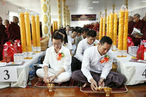 ภาพ No.17875:พิธีถวายเทียนพรรษา ผัาอาบน้ำฝน ปัจจัยไทยธรรม แด่คณะสงฆ์ 700 รูป เมืองทวาย