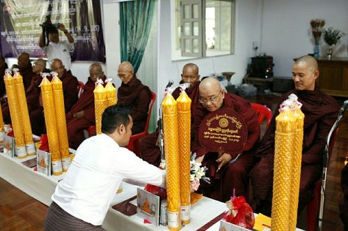 ภาพ No.17877:พิธีถวายเทียนพรรษา ผัาอาบน้ำฝน ปัจจัยไทยธรรม แด่คณะสงฆ์ 700 รูป เมืองทวาย