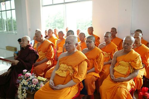 ภาพ No.17879:พิธีถวายเทียนพรรษา ผัาอาบน้ำฝน ปัจจัยไทยธรรม แด่คณะสงฆ์ 700 รูป เมืองทวาย