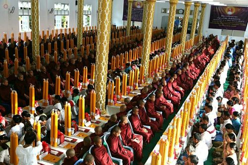 ภาพ No.17881:พิธีถวายเทียนพรรษา ผัาอาบน้ำฝน ปัจจัยไทยธรรม แด่คณะสงฆ์ 700 รูป เมืองทวาย