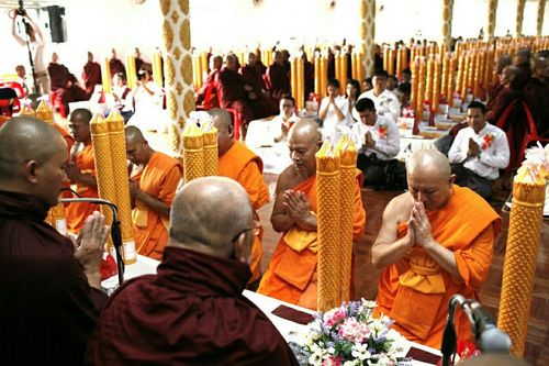 ภาพ No.17883:พิธีถวายเทียนพรรษา ผัาอาบน้ำฝน ปัจจัยไทยธรรม แด่คณะสงฆ์ 700 รูป เมืองทวาย