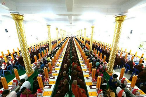 ภาพ No.17884:พิธีถวายเทียนพรรษา ผัาอาบน้ำฝน ปัจจัยไทยธรรม แด่คณะสงฆ์ 700 รูป เมืองทวาย