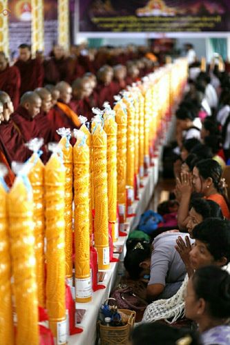 ภาพ No.17886:พิธีถวายเทียนพรรษา ผัาอาบน้ำฝน ปัจจัยไทยธรรม แด่คณะสงฆ์ 700 รูป เมืองทวาย