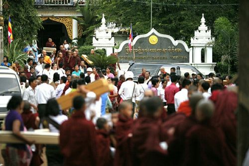 ภาพ No.17888:พิธีถวายเทียนพรรษา ผัาอาบน้ำฝน ปัจจัยไทยธรรม แด่คณะสงฆ์ 700 รูป เมืองทวาย