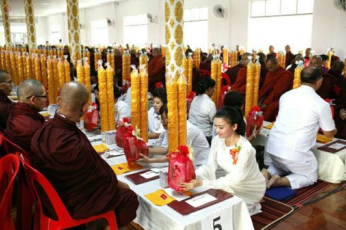 ภาพ No.17894:พิธีถวายเทียนพรรษา ผัาอาบน้ำฝน ปัจจัยไทยธรรม แด่คณะสงฆ์ 700 รูป เมืองทวาย
