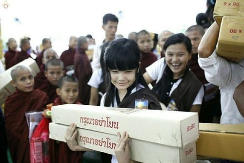 ภาพ No.17897:พิธีถวายเทียนพรรษา ผัาอาบน้ำฝน ปัจจัยไทยธรรม แด่คณะสงฆ์ 700 รูป เมืองทวาย