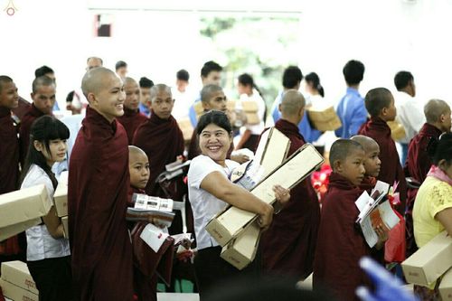 ภาพ No.17903:พิธีถวายเทียนพรรษา ผัาอาบน้ำฝน ปัจจัยไทยธรรม แด่คณะสงฆ์ 700 รูป เมืองทวาย