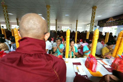 ภาพ No.17902:พิธีถวายเทียนพรรษา ผัาอาบน้ำฝน ปัจจัยไทยธรรม แด่คณะสงฆ์ 700 รูป เมืองทวาย