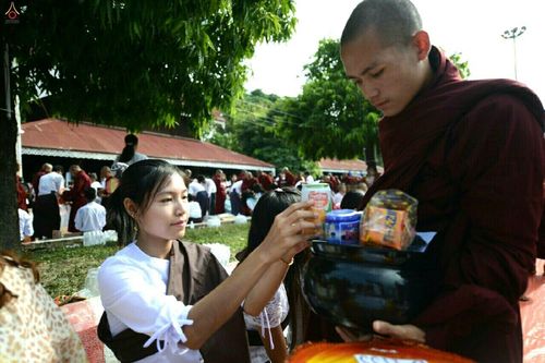 ภาพ No.17990:ประมวลภาพตักบาตรพระ 10,000 รูป ครั้งแรก ณ เมืองมัณฑะเลย์