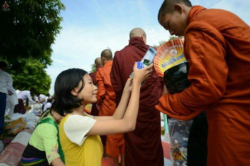 ภาพ No.17938:ประมวลภาพตักบาตรพระ 10,000 รูป ครั้งแรก ณ เมืองมัณฑะเลย์