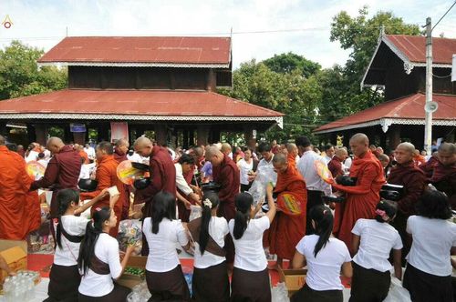 ภาพ No.17939:ประมวลภาพตักบาตรพระ 10,000 รูป ครั้งแรก ณ เมืองมัณฑะเลย์