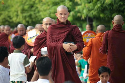 ภาพ No.17944:ประมวลภาพตักบาตรพระ 10,000 รูป ครั้งแรก ณ เมืองมัณฑะเลย์