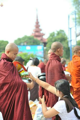 ภาพ No.17948:ประมวลภาพตักบาตรพระ 10,000 รูป ครั้งแรก ณ เมืองมัณฑะเลย์