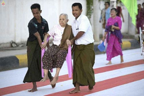 ภาพ No.17954:ประมวลภาพตักบาตรพระ 10,000 รูป ครั้งแรก ณ เมืองมัณฑะเลย์